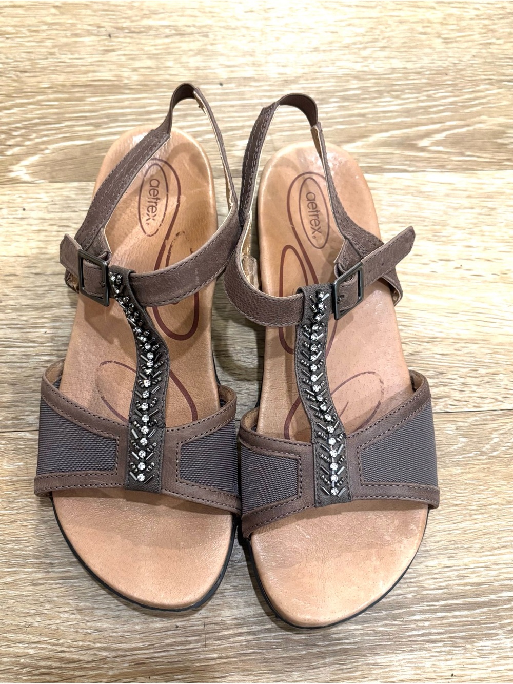 Aetrex Women Leanna sandal Silver T-strap 8.5 Orthopedic Comfy contoured footbed